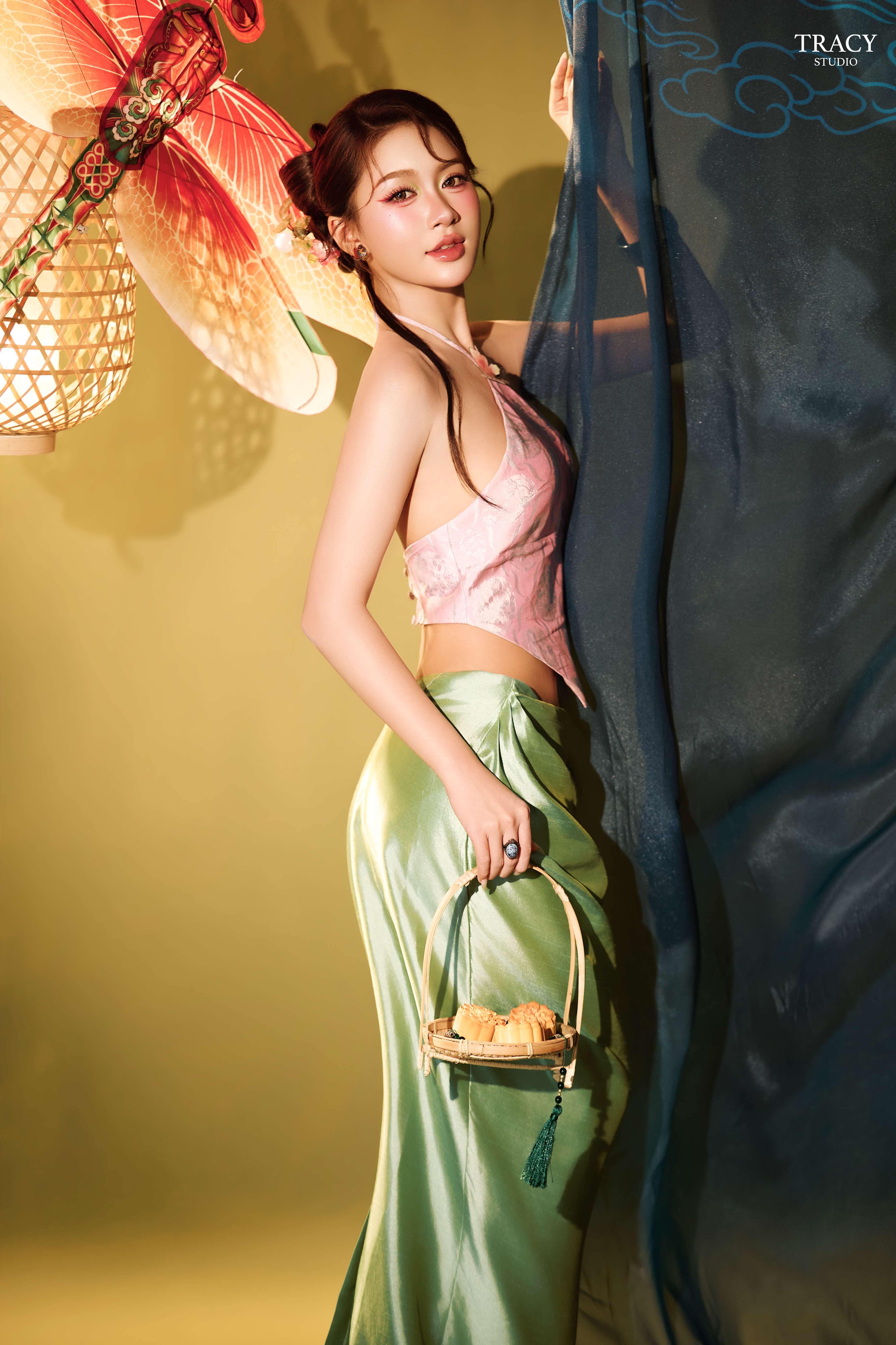 frontend/img/gallery/anh-tet-yem-ao-dai/tracy-studio-chup-concept-trung-thu-yem-phuong-bui (5).jpg